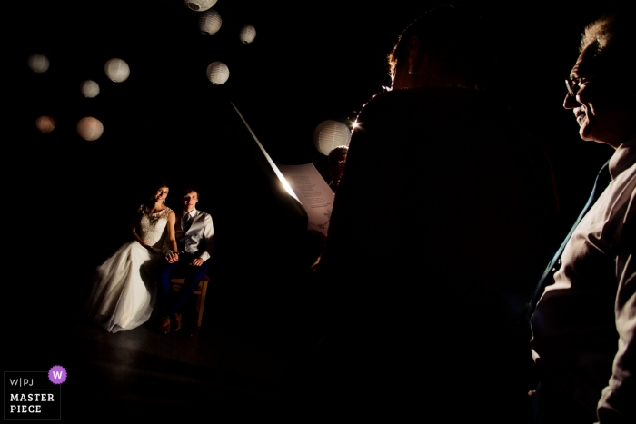 Fotografía de la recepción nupcial de Hesse de discursos con poca luz | Alemania novia y el novio en su boda