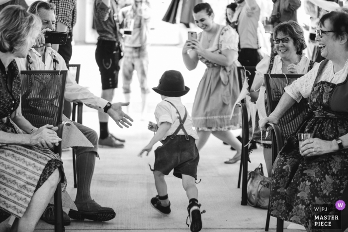 Foto door: <a href="https://www.wpja.com/contests/2018-v20-photography-competition/best-wedding-photographers/2386521"> Andrew Morrell - Winchester Virginia </a> vluchtende ringdrager | washing dc trouwreportages | Barnhouse Brewery, Leesburg, VA