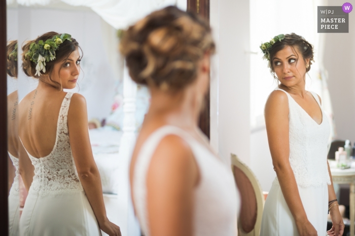 Lavardac, França, fotografia de casamento da noiva se preparando em vários espelhos