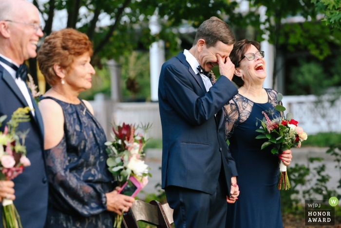 Huwelijksfoto van Washington, DC van moeder en vader van de bruid lachen