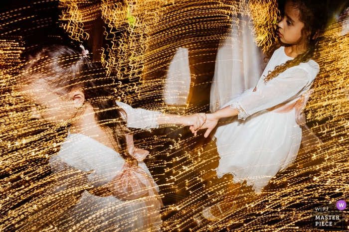 Photo: <a href="https://www.wpja.com/contests/2018-v20-photography-competition/best-wedding-photographers/2388376"> Gustavo Lucena - District fédéral de Buenos Aires </a> obturation lente Photo de mariage de filles à la réception | Moments du jour du mariage capturés à Brasilia