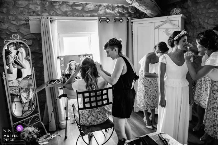 Foto por: <a href="https://www.wpja.com/contests/2018-v20-photography-competition/best-wedding-photographers/2388896"> William Lambelet - Montpellier </a> Preparándose la fotografía de boda | Montpellier, concurso WPJA