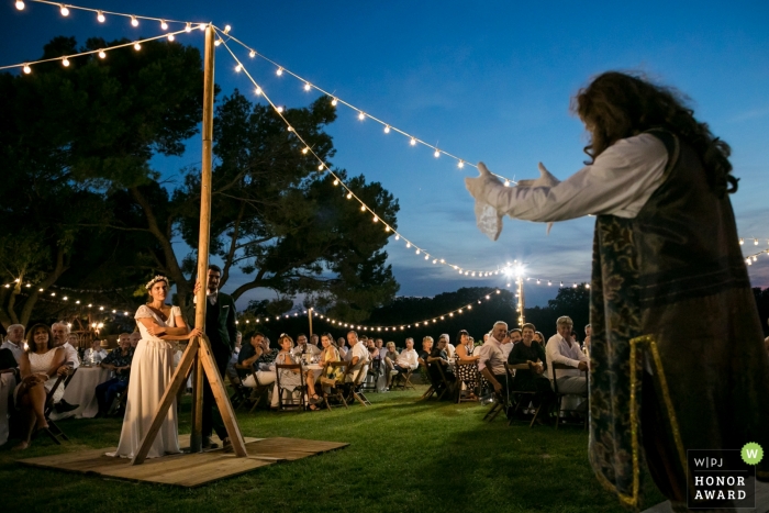 Foto por: <a href="https://www.wpja.com/contests/2018-v20-photography-competition/best-wedding-photographers/2388901"> William Lambelet - Montpellier </a> Montpellier, FRANCIA pareja durante su boda al aire libre - Diner reception wedding photography