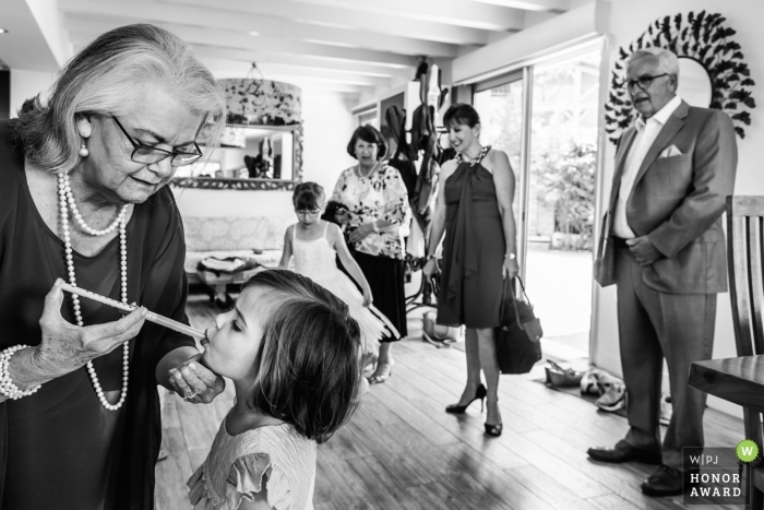 Foto por: <a href="https://www.wpja.com/contests/2018-v20-photography-competition/best-wedding-photographers/2388946"> William Lambelet - Montpellier </a> Fotoperiodismo de bodas en Biarritz, Francia - Preparándose fotografía de boda de un niño recibiendo medicina
