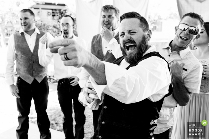 Foto: <a href="https://www.wpja.com/contests/2018-v20-Fotografie-wettbewerb/best-wedding-photographers/2389336"> David Clumpner - Missoula Montana </a> Dokumentarische Hochzeitsphotographie des Bräutigams und der Kerle an Thompson Falls, Montana-Empfang