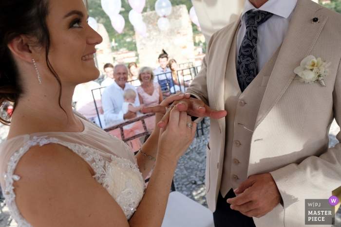 Foto: <a href="https://www.wpja.com/contests/2018-v20/best-wedding-photographers/2389786"> Michael Jenewein - Pflach Tirol </a> Ehering-Zeremonie im Freien in Malcesine, Italien