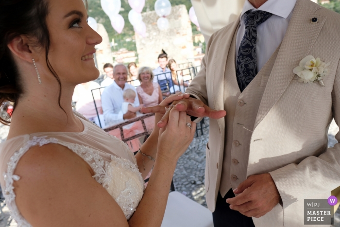 Ceremonia de anillo de bodas al aire libre en Malcesine, Italia