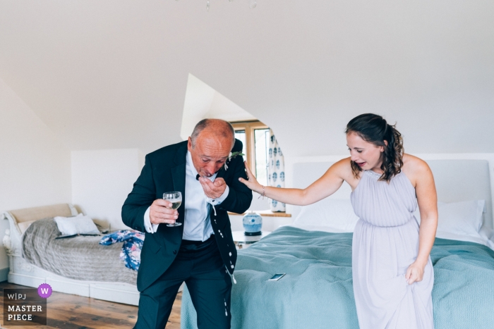 Padre de la novia que se atraganta con el champán después de ver a la novia en su vestido | Boda Euridge Manor | The Lost Orangery, Euridge Manor, Wiltshire Reino Unido