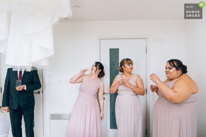 Zdjęcie: <a href="https://www.wpja.com/contests/2018-v20-photography-competition/best-wedding-photographers/2389951"> Hannah Walker - Merriott Somerset </a> Spittleborough Farmhouse, zdjęcie ślubne Wootton Bassett w Wielkiej Brytanii | Zabawny moment szczery podczas ślubnej przygotowania z druhny i ojca panny młodej