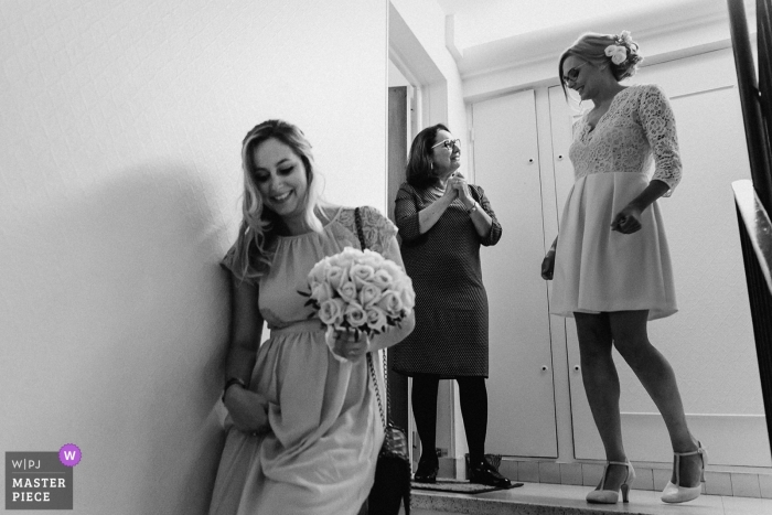 Foto por: <a href="https://www.wpja.com/contests/2018-v20/best-wedding-photographers/2390081"> Estelle Chhor - Sussargues </a> Hérault preparando la imagen de las damas de honor saliendo de la casa | Fotografía de boda de mujeres preparándose.
