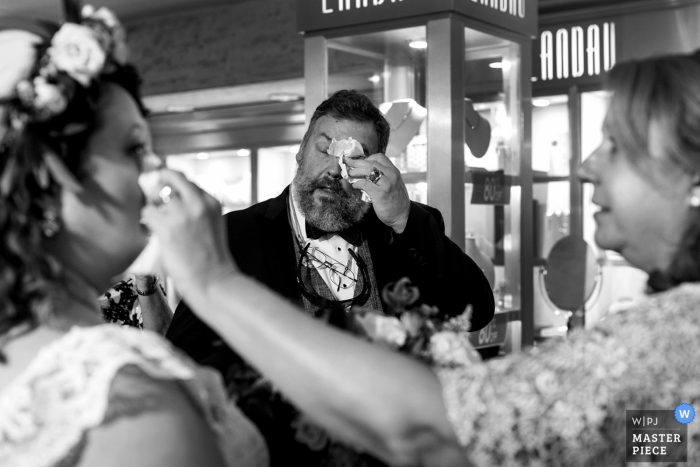 Photo: <a href="https://www.wpja.com/contests/2018-v20/best-wedding-photographers/2390851"> Candice C. Cusic - Chicago, Illinois </a> Photographie de mariage de Chicago Palmer House de la mariée et du père ayant les larmes essuyées de leurs yeux