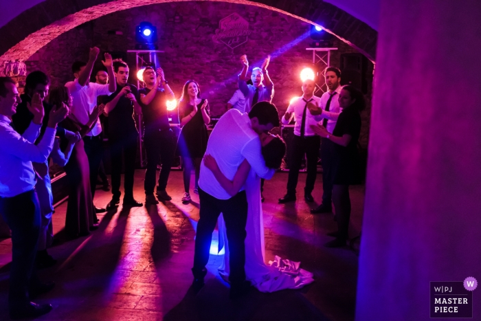 Fotografía de la recepción nupcial de una pareja bailando y sumergiéndose | Italia tenuta Serradesca bodas