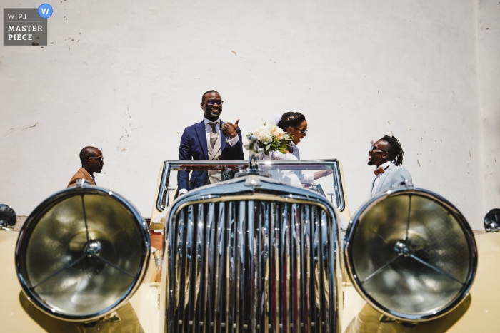 Wedding photo of vintage car and bridal party from Porto, Portugal