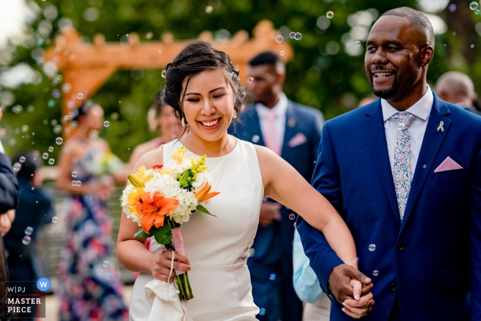 Foto di: <a href="https://www.wpja.com/contests/2018-v20/best-wedding-photographers/2392101"> Johnny Shryock - Arlington Virginia </a> Sposa e sposo che camminano fuori dopo cerimonia al Riverview a Accoquan, Lorton, in Virginia