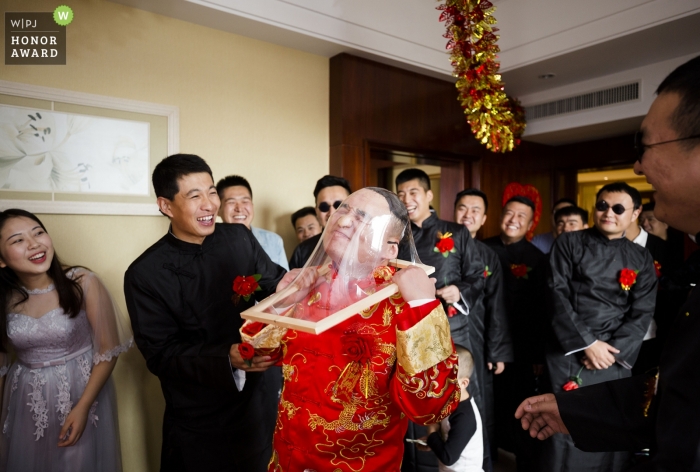 Zdjęcie: <a href="https://www.wpja.com/contests/2018-v20-photography-competition/best-wedding-photographers/2392211"> Zhiwen Liu - Yulin </a> Dokumentalna fotografia ślubna twarzy pana młodego rozbijająca się w Yulin