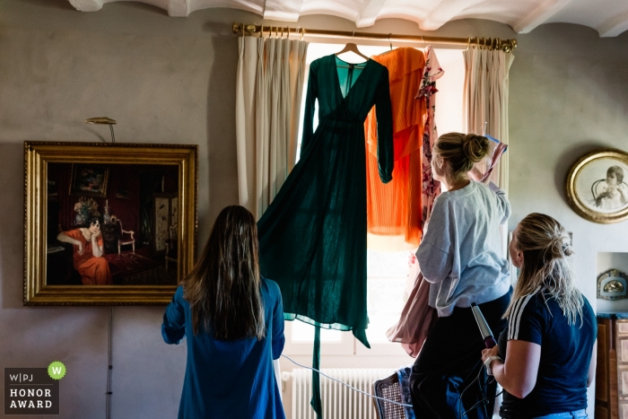 Pyrénées-Atlantiques boda foto | fotografía de la boda de vestirse todavía colgando