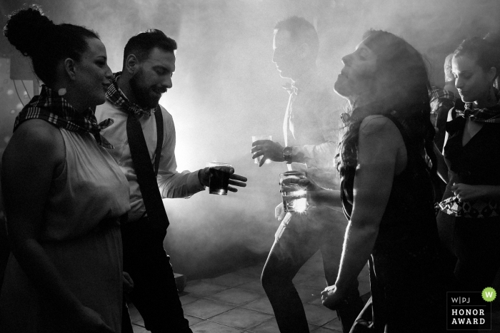 Foto: <a href="https://www.wpja.com/contests/2018-v20-Fotowettbewerb/Best-wedding-Fotografen/2396981"> Monika Zaldo - Zaldibia Guipuzcoa </a> Dokumentarisches Hochzeitsfoto von Gipuzkoa von der Aufnahme mit Nebel und Getränken