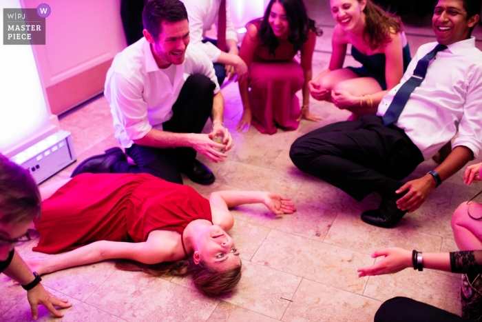 Foto di: <a href="https://www.wpja.com/contests/2018-v20/best-wedding-photographers/2397301"> Kevin Trimmer - Providence Rhode Island </a> Rhode Island durante la festa di ricevimento di nozze sulla pista da ballo con luci rosa