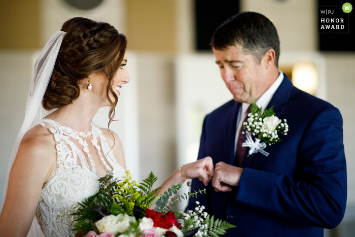 Foto por: <a href="https://www.wpja.com/contests/2018-v20-photography-competition/best-wedding-photographers/2397936"> Justin Edmonds - Denver Colorado </a> Sesión de fotos de boda de la novia con papá | Baldoria en el agua