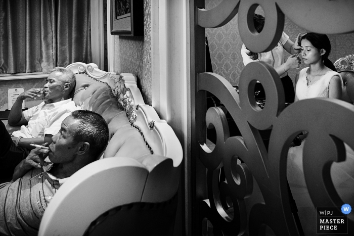 Fotografia de casamento de Huizhou de noiva se preparando com maquiagem em Guangdong