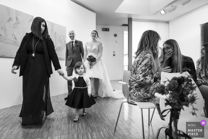 Photo: <a href="https://www.wpja.com/contests/2018-v20/best-wedding-photographers/2398616"> Alessandro Della Savia - Milan </a> Milan, Italie, photographie d'une réception de mariage à destination des mariés marchant dans le hall de réception