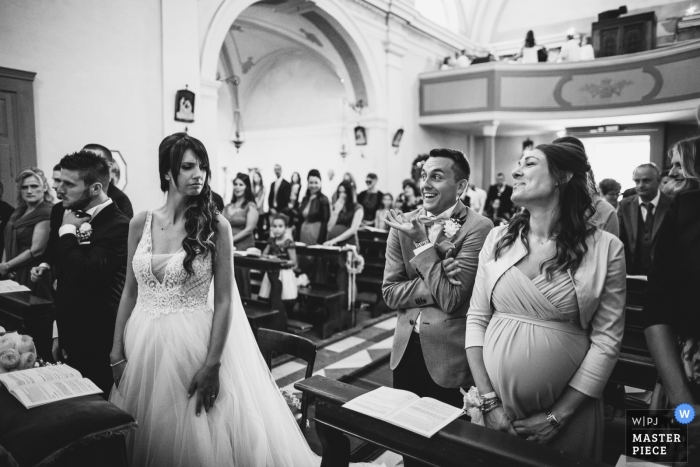 Fotografía de bodas en Veneto, Italia, de grandes miradas y gestos durante la ceremonia de la iglesia.