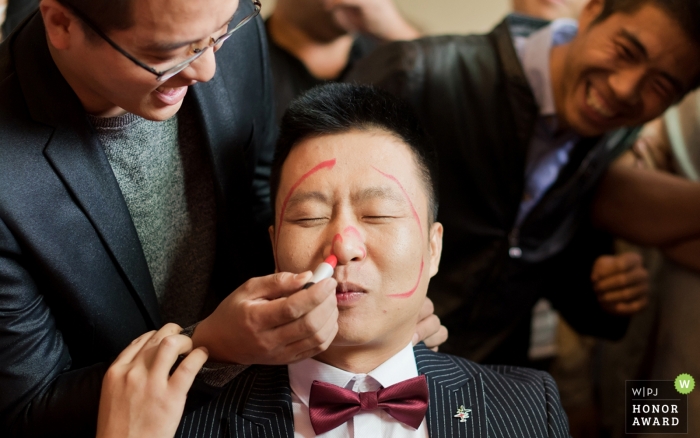 Foto: <a href="https://www.wpja.com/contests/2018-v20-Fotowettbewerb/best-wedding-photographers/2399436"> Lei Zhao - Weinan City </a> Shaanxi Hochzeitsfotografie - Weinan City, China, Freunde benutzten einen Lippenstift, um das Gesicht des Bräutigams mit Make-up zu malen, was alle sehr glücklich machte.