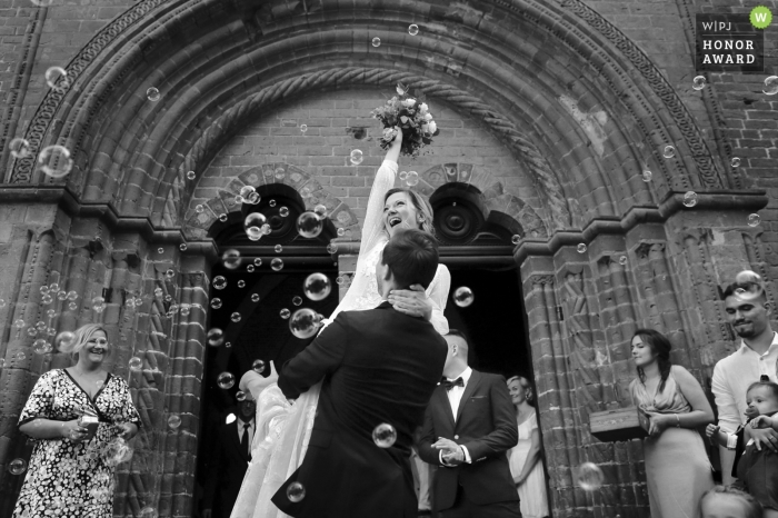 Foto: <a href="https://www.wpja.com/contests/2018-v20-Fotowettbewerb/Best-wedding-Photographier/2400031"> Justyna Ortyl - Mielec Podkarpackie </a> Hochzeitstrieb mit den Mielec-Paaren, die auf den Kirchestufen feiern