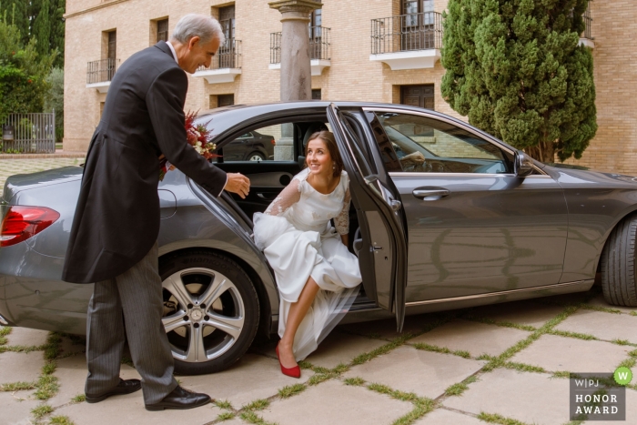 Photo: <a href="https://www.wpja.com/contests/2018-v20-photography-competition/best-wedding-photographers/2400331"> Coll. Manuel Medrano - Zaragoza Saragosse </a> Saragosse photo de mariage | photographie de mariage de mariée arrive à l'église, sort de la voiture avec l'aide de son père
