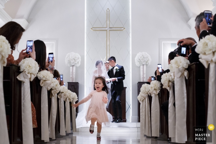 Fotografía de la boda de una niña que se está acabando el pasillo de Shandong, China | ceremonia de la boda