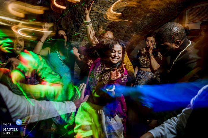 Foto: <a href="https://www.wpja.com/contests/2018-v20/best-wedding-photographers/2401211"> Anupa Shah - Mumbai Maharashtra </a> Mumbai, Indien Hochzeitsempfangstanz-Partyphotographie