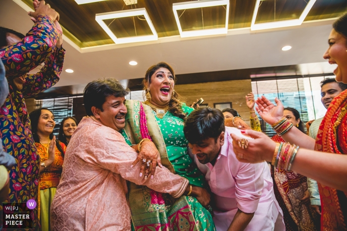 Huwelijksreceptie foto van gasten die plezier hebben door huwelijksfotograaf in Mumbai, India