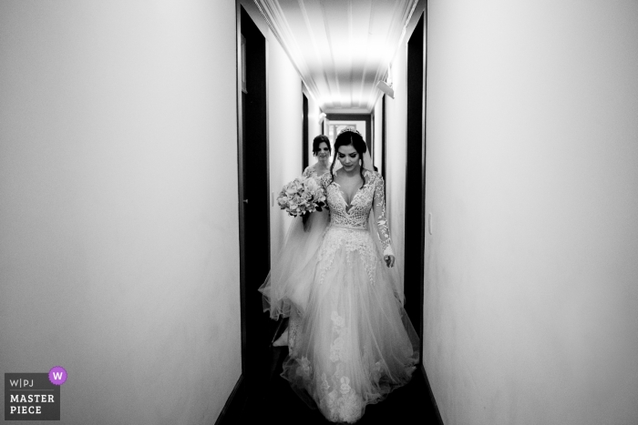 Foto por: <a href="https://www.wpja.com/contests/2018-v20/best-wedding-photographers/2402286"> Vinicius Terror - Ouro Preto Minas Gerais </a> Fotografia de casamento de noiva andando pelo corredor | Momentos do dia do casamento capturados em Ouro Preto, Brasil