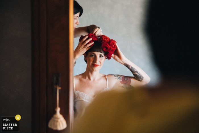 boda temática | fotografia de bodas toscana | preparándose