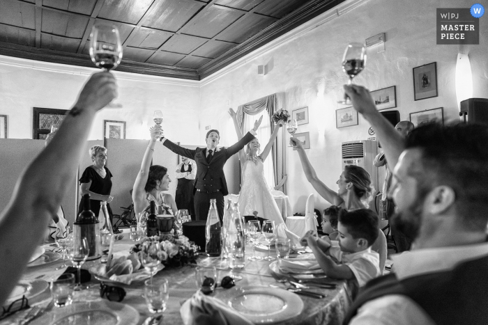 Foto di ricevimento di un brindisi al tavolo del fotografo di matrimoni di Venezia