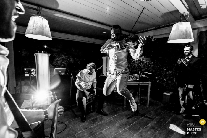 Um fotógrafo de casamento em Beaulieu sur Mer, na França, capturou a foto de um músico tocando violino durante uma recepção de casamento