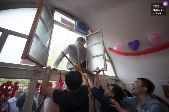 Zdjęcie: <a href="https://www.wpja.com/contests/2018-v20/best-wedding-photographers/2405486"> Zhiwen Liu - Yulin </a> Yulin Shaanxi brama rozbijać mężczyzna przy Porcelanowym ślubu domem