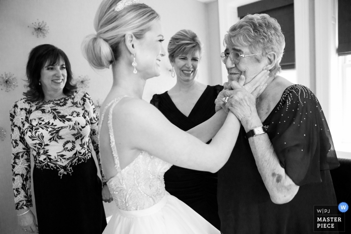 Photo: <a href="https://www.wpja.com/contests/2018-v20/best-wedding-photographers/2406111"> Katie Merkle - Baltimore Maryland </a> Hyatt à la photo de mariée Bellevue avec la famille - Maryland Wedding Photography