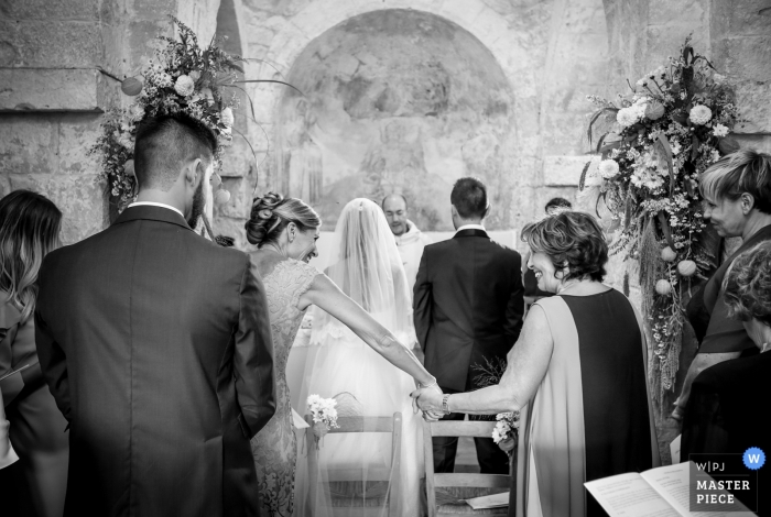 Foto di: <a href="https://www.wpja.com/contests/2018-v20/best-wedding-photographers/2407346"> Marco Odorino - Monopoli Bari </a> fotografia di matrimonio in Puglia | la sposa tiene le mani con la mamma durante la cerimonia