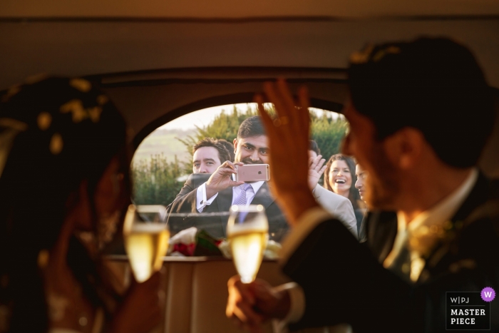 Foto por: <a href="https://www.wpja.com/contests/2018-v20/best-wedding-photographers/2408036"> Kerry Morgan - Beziers </a> Invitados a la boda que se despiden de la novia y el novio en el Hedsor House Bucks UK