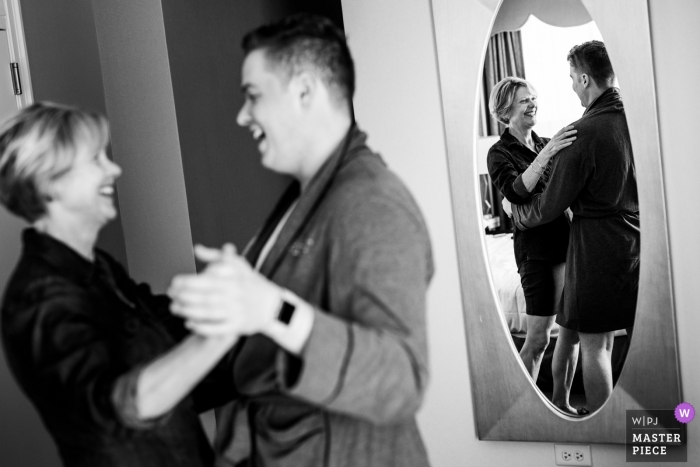 Foto door: <a href="https://www.wpja.com/contests/2018-v20/best-wedding-fotografen/2409681"> Jason Brown - Chicago Illinois </a> Bruidegom en moeder oefenen hun eerste dans voor zijn bruiloft in het Symfonie Centrum in Chicago.