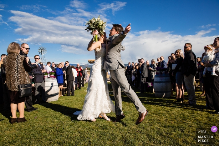 Photo: <a href="https://www.wpja.com/contests/2018-v20/best-wedding-photographers/2410011"> Jerome Pollos - Idaho Coeur d'Alene </a> La poitrine des futurs mariés se cogne après la cérémonie de leur mariage.