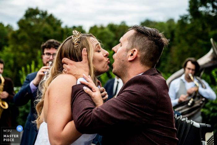 Zdjęcie: <a href="https://www.wpja.com/contests/2018-v20/best-wedding-photographers/2410096"> Janine Collette - Washington New Jersey </a> Ślub para całuje w Raritan Inn | New Jersey Wedding Photography
