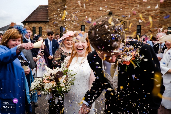 huwelijksfoto uit Londen | huwelijksceremonie eindigt met confetti douche voor de bruid en bruidegom