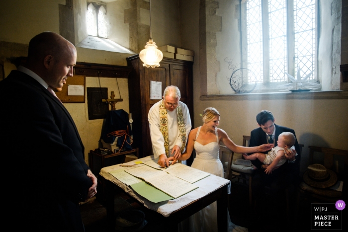 Fotografía de la ceremonia de boda en Londres con una pareja firmando el certificado de matrimonio.