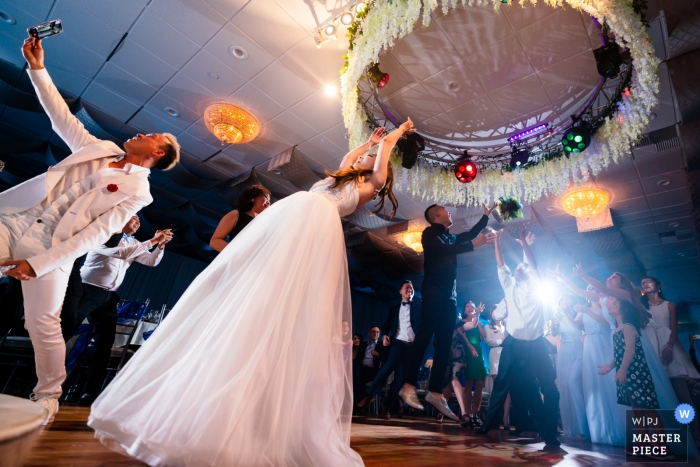 Foto por: <a href="https://www.wpja.com/contests/2019-v01/best-wedding-photographers/2418251"> Leo Do - Gardena California </a> Fiesta de recepción de bodas en Garden Grove, CA - A veces, los hombres también quieren atrapar el ramo