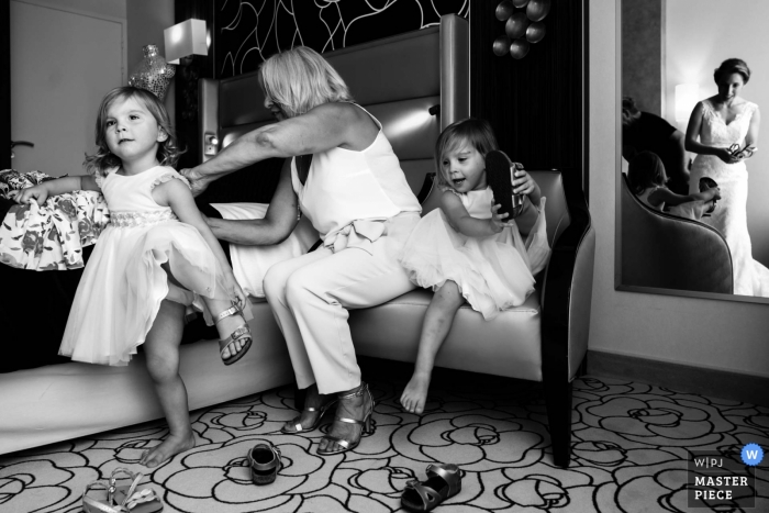 Foto: <a href="https://www.wpja.com/contests/2019-v01/best-wedding-photographers/2418461"> Chrystel Echavidre - Saubrigues </a> anglet Frankreich Hochzeitstag Foto von drei Generationen bereitet sich vor