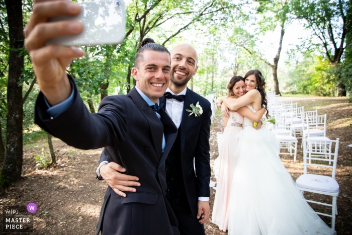 Photo: <a href="https://www.wpja.com/contests/2019-v01/best-wedding-photographers/2418531"> Alice Franchi - Pescia Pistoia </a> Cérémonie de mariage en plein air à l'Agriturismo Collina Toscana Resort - un selfie avec des amis