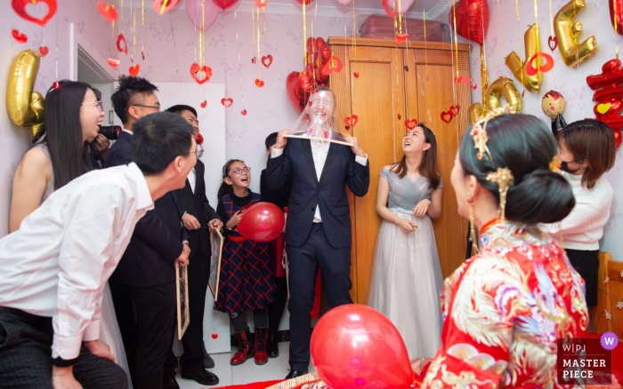 Photo by: <a href="https://www.wpja.com/contests/2019-v01/best-wedding-photographers/2426551">Binbin Wong - Xining City </a> Traditional traditional Chinese door games entertainment this bridal party