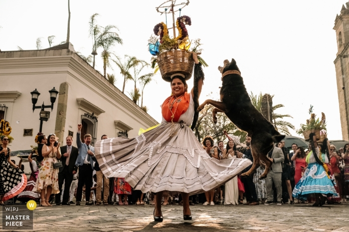 Foto por: <a href="https://www.wpja.com/contests/2019-v01/best-wedding-photographers/2433381"> Nikhol Esteras - Oaxaca de Juárez Oaxaca </a> Ciudad de Oaxaca, Oaxaca, México - boda Calenda bailando en las calles con un perro que salta